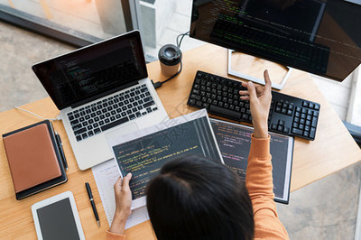 办公室软件开发中的编程员 台式电脑代码技术与网站设计的综合实践